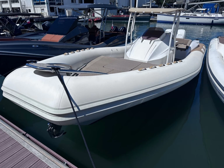 Polotuhá loď k pronájmu v Cogolin za nejlepší cenu