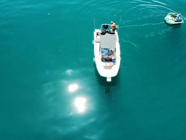 Motorová loď k pronájmu v Publier za nejlepší cenu