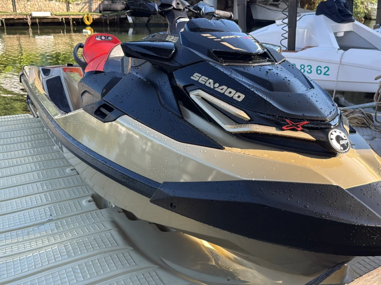 Pronajmout si Sea-Doo RXT-X RS 325 v Mandelieu-la-Napoule
