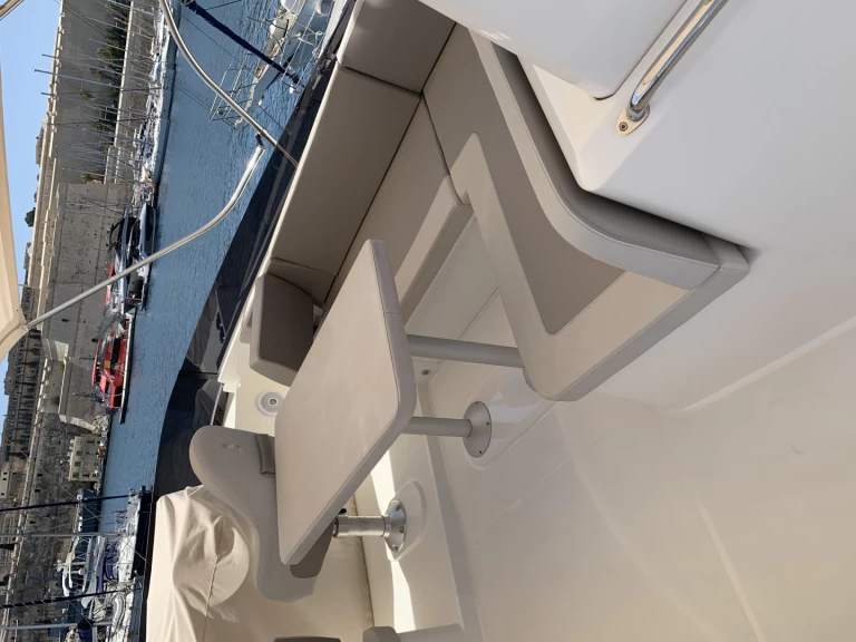 Pronajmout Motorová loď se skipperem či ne Bénéteau v Il- Gżira