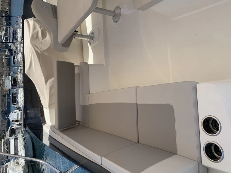 Pronájem Motorová loď Bénéteau s licencí