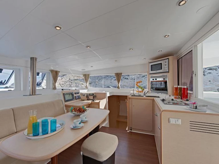 Pronajmout Katamarán se skipperem či ne Lagoon v Es Jondal