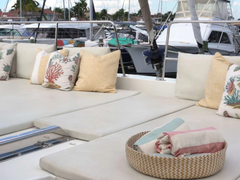 Pronájem Jachta Bali s licencí