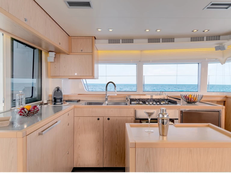 Pronájem lodi Mai Khao lákavé ceny Lagoon 52 F