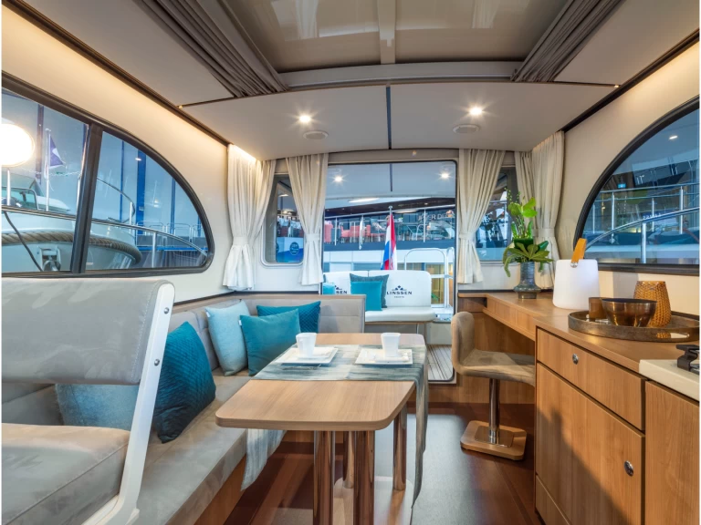 Pronajmout Motorová loď se skipperem či ne  v Mirow