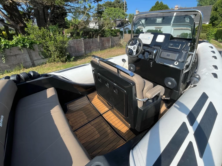 Pronájem Polotuhá loď Brig s licencí