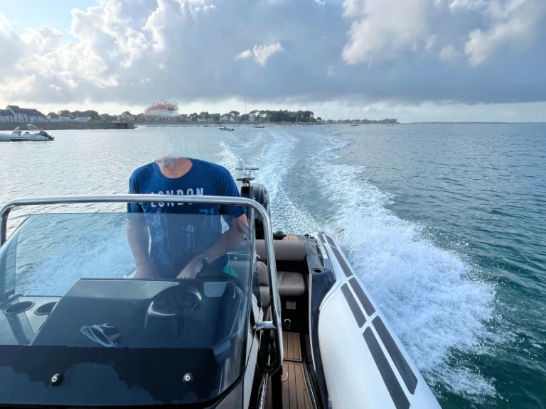 Polotuhá loď k pronájmu v Quiberon za nejlepší cenu