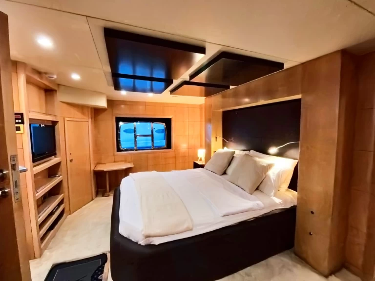 Pronájem lodi Dubai Marina lákavé ceny Dubai Marine 82Ft