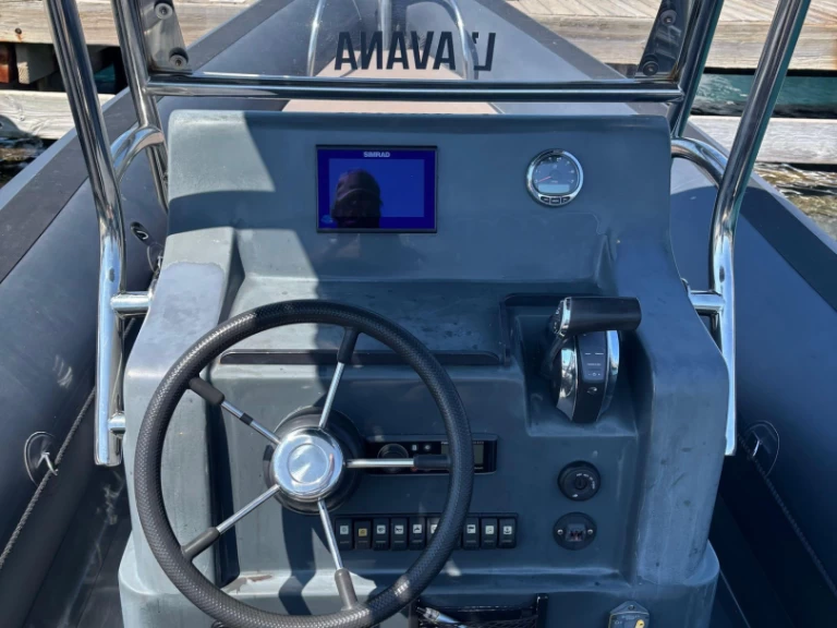 Polotuhá loď k pronájmu v Bonifacio za nejlepší cenu