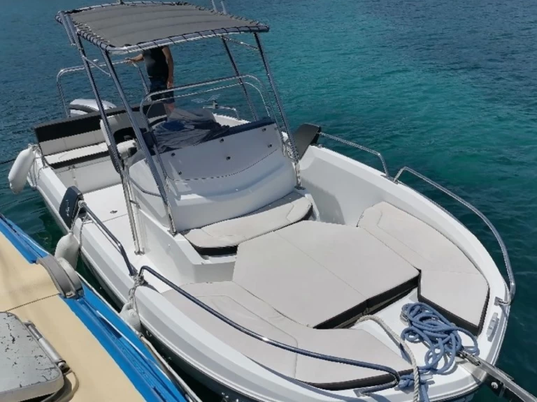 Bénéteau Flyer 6.6 SPACEdeck jednotlivci a charterové společnosti v Porto-Vecchio