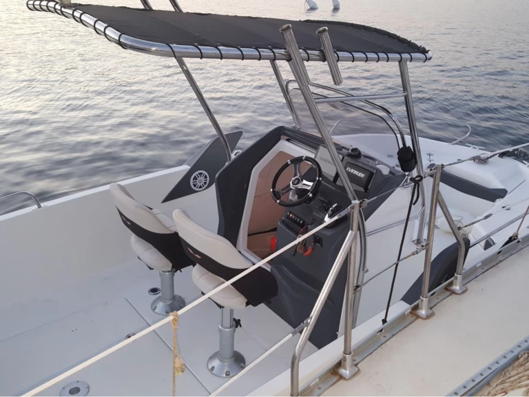 Pronajmout si Bénéteau Flyer 6.6 SPACEdeck v Porto-Vecchio