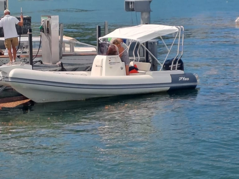 Polotuhá loď k pronájmu v Como (City) za nejlepší cenu