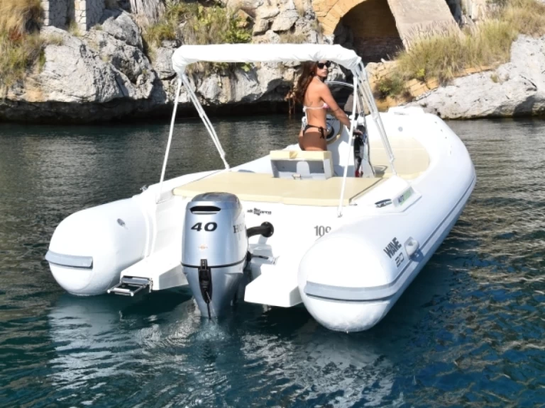 Polotuhá loď k pronájmu v Palermo za nejlepší cenu