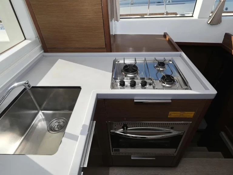 Katamarán k pronájmu v Limassol Marina za nejlepší cenu