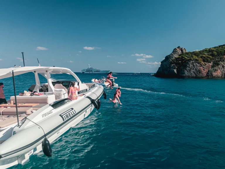 Pronajmout Motorová loď se skipperem či ne Pirelli v Torre Annunziata