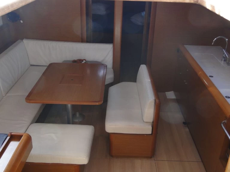 Pronajmout Plachetnice se skipperem či ne Jeanneau v Alimos