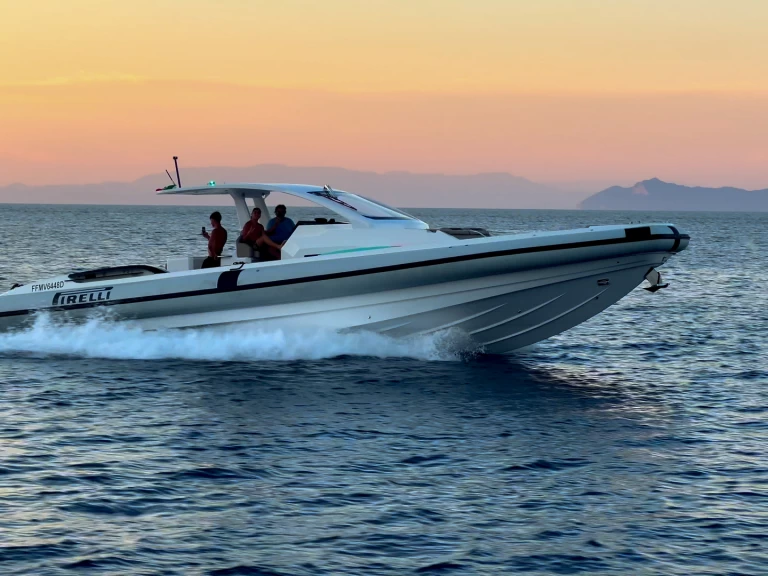 Motorová loď k pronájmu v Torre Annunziata za nejlepší cenu