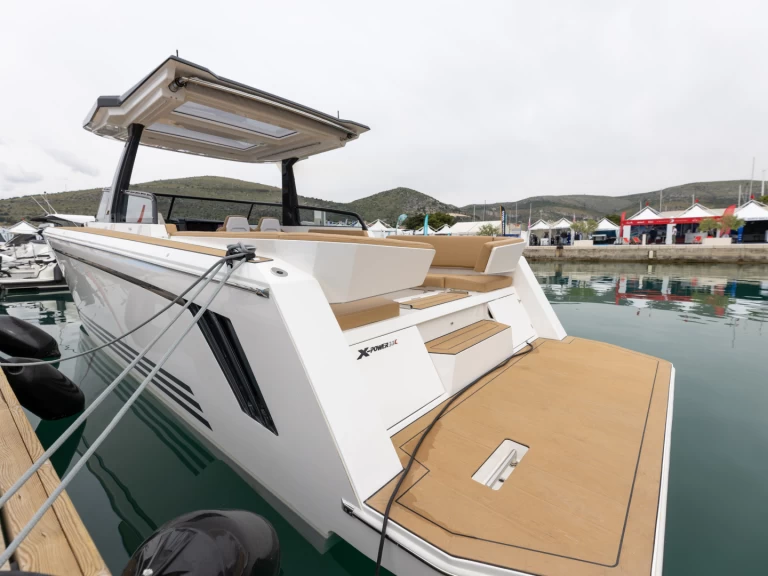 Motorová loď k pronájmu v Split za nejlepší cenu