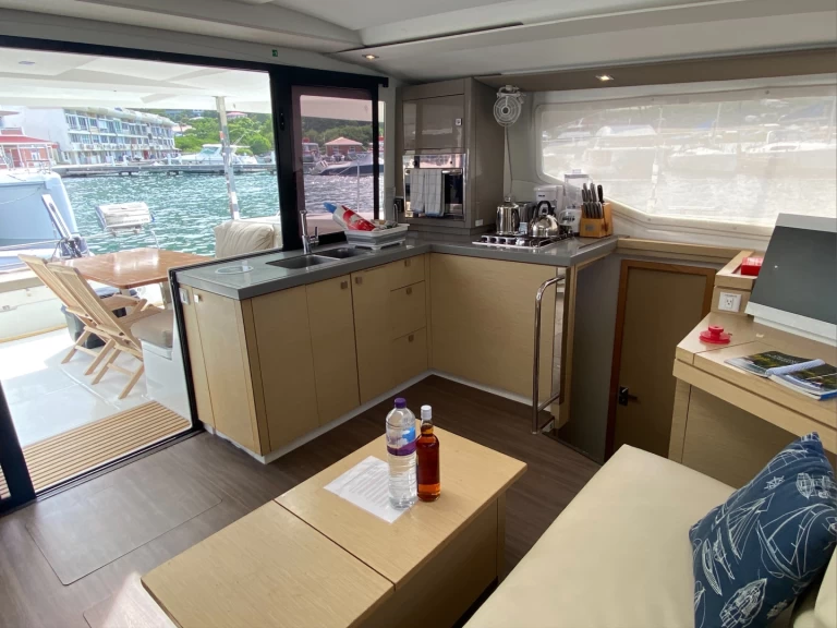 Pronajmout si Fountaine Pajot Lucia 40 v Road Town