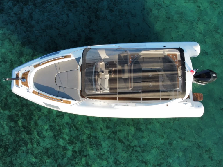 Lomac Lomac 800 IN jednotlivci a charterové společnosti v Porto-Vecchio