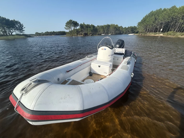 Polotuhá loď k pronájmu v Le Moutchic za nejlepší cenu