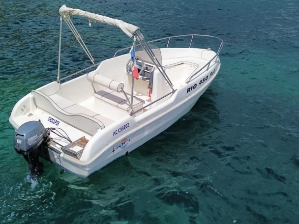 Pronajmout Motorová loď se skipperem či ne Rio v Marseille