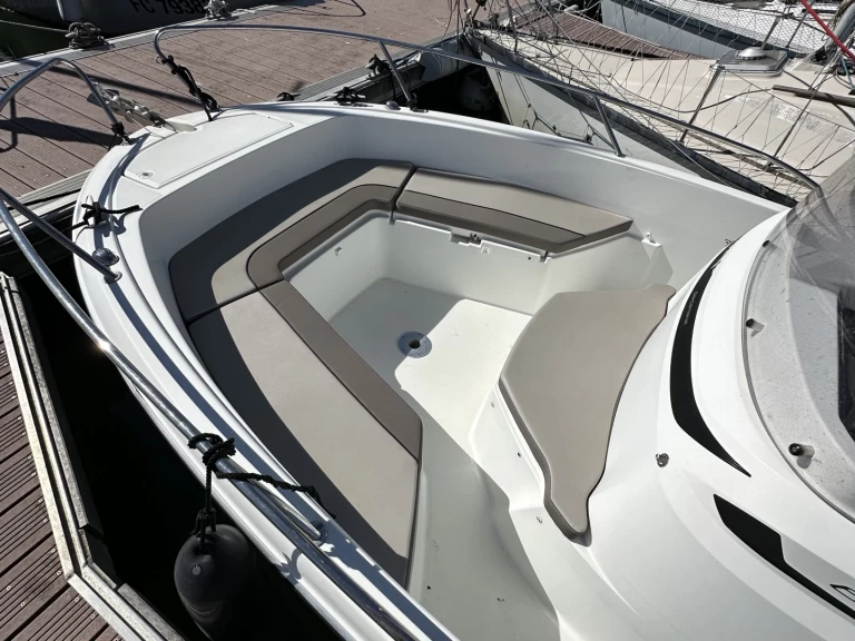 Pronajmout Motorová loď se skipperem či ne Jeanneau v Le Havre