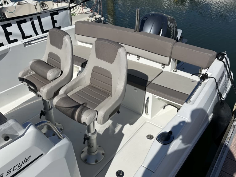 Pronájem Motorová loď Jeanneau s licencí