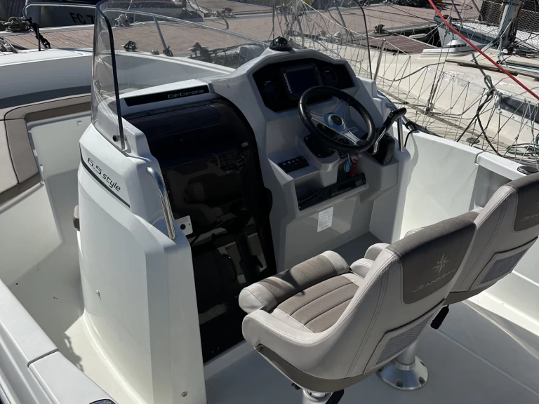 Motorová loď k pronájmu v Le Havre za nejlepší cenu