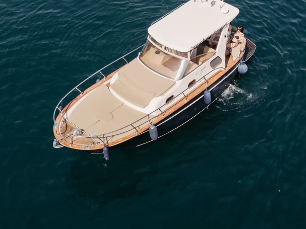 Pronajmout Motorová loď se skipperem či ne Libeccio 27 v Castellammare di Stabia