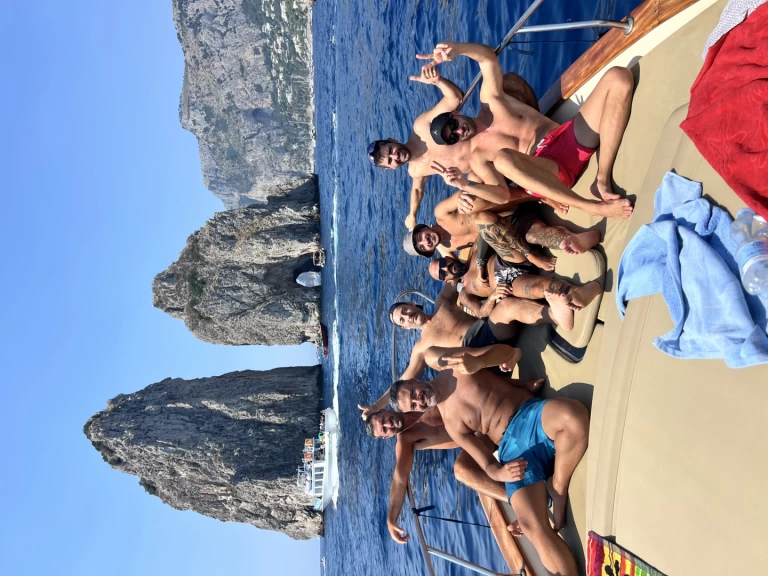 Motorová loď k pronájmu v Castellammare di Stabia za nejlepší cenu