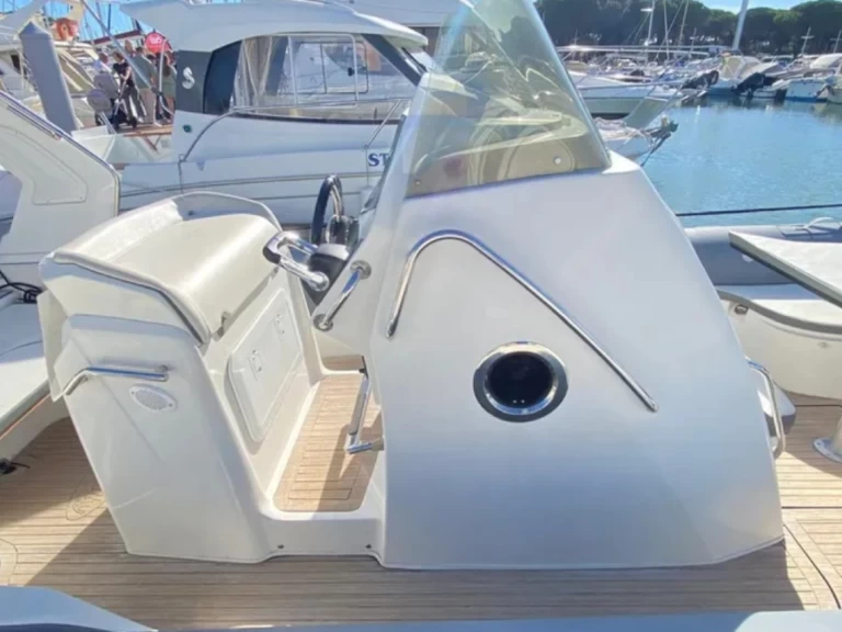 Polotuhá loď k pronájmu v Le Gosier za nejlepší cenu