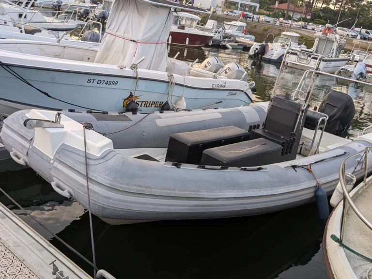 Polotuhá loď k pronájmu v Capbreton za nejlepší cenu