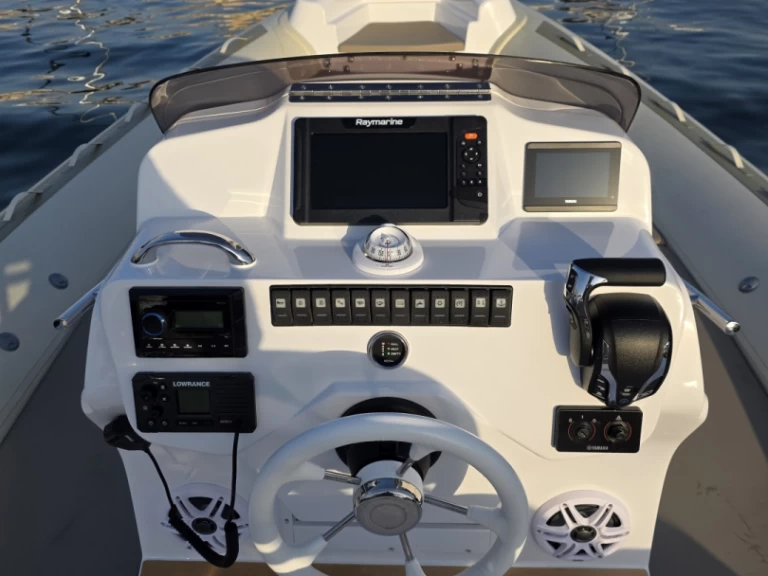 Pronájem Polotuhá loď Master s licencí