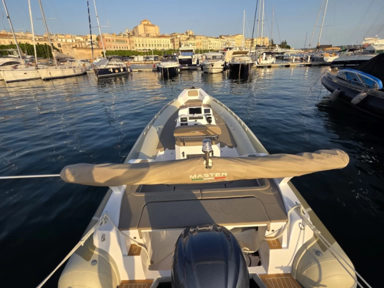 Master Master 775 jednotlivci a charterové společnosti v Marina di Ragusa