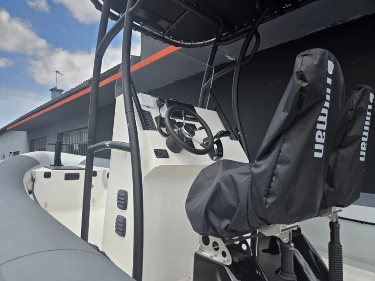 Polotuhá loď k pronájmu v Arzon za nejlepší cenu