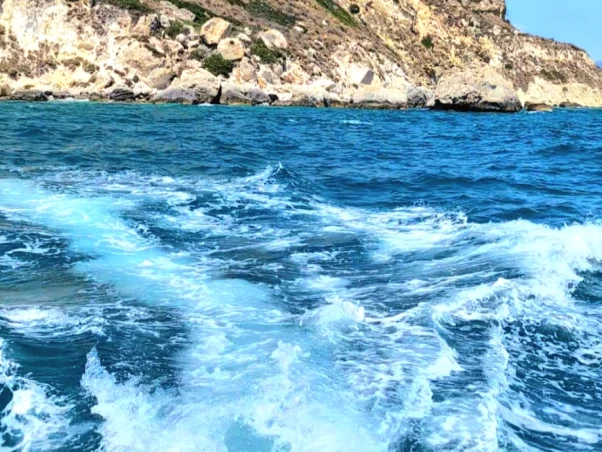 Pronajmout si Bwa Bwa 550 Pro v Cagliari Port