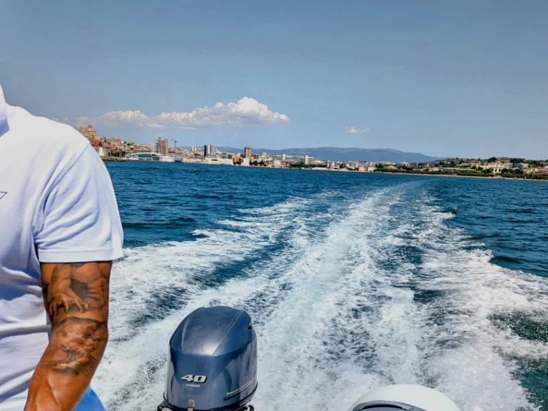 Pronájem lodi Cagliari Port lákavé ceny Bwa 550 Pro