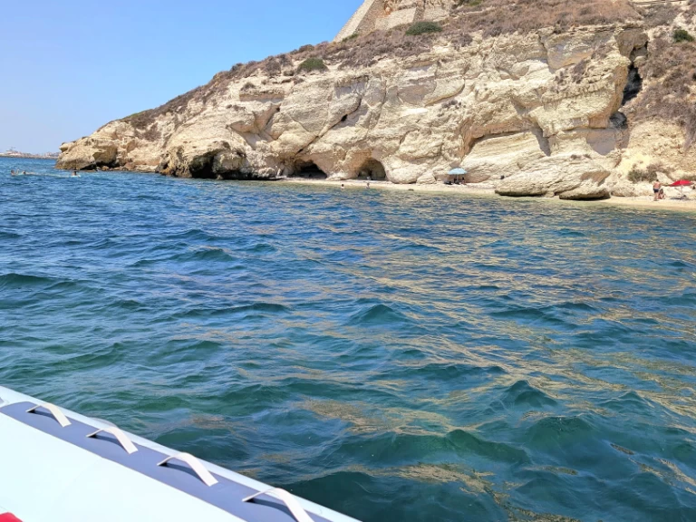 Pronájem lodi Bwa Bwa 550 Pro v Cagliari Port na Samboatu