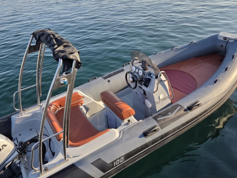 Pronajmout si Marsea Marsea CM 100 v Marseille