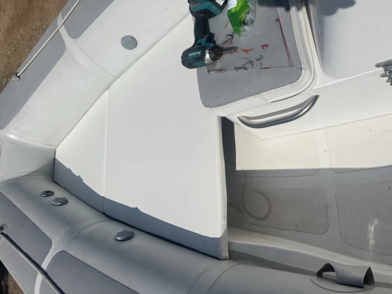 Pronajmout Polotuhá loď se skipperem či ne Adventure v Hyeres