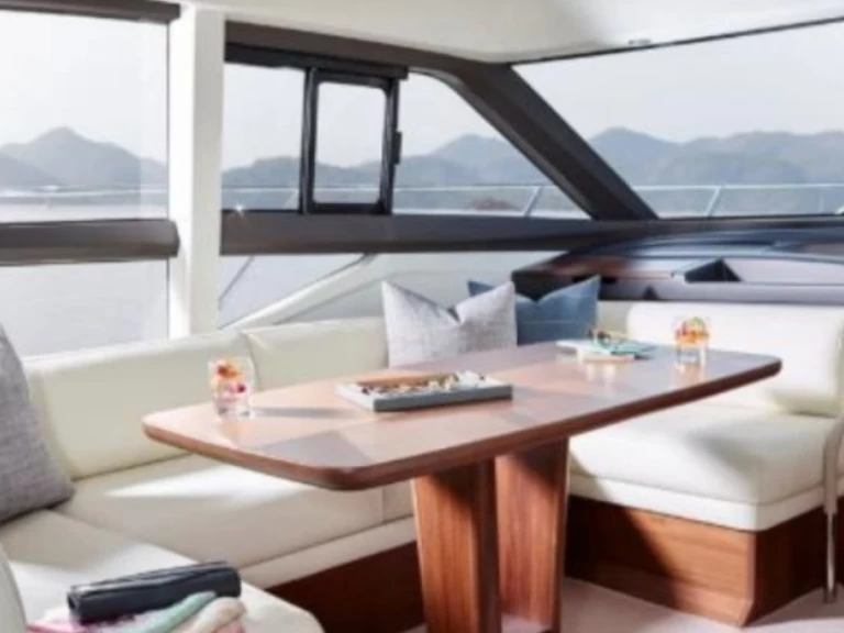 Motorová loď k pronájmu v Juan-les-Pins za nejlepší cenu