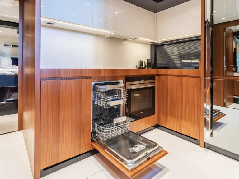 Pronajmout si Riva Rebel 66 v Saint-Tropez