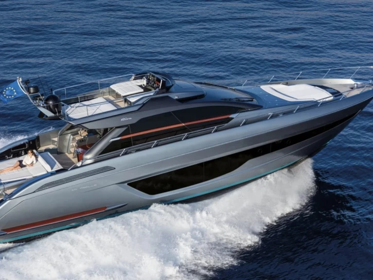 Pronajmout si Riva Rebel 66 v Saint-Tropez