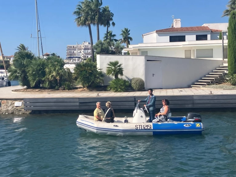 Pronájem Polotuhá loď Zodiac s licencí