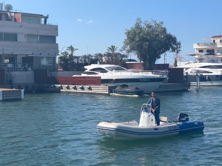 Zodiac Medline 500 jednotlivci a charterové společnosti v Empuriabrava