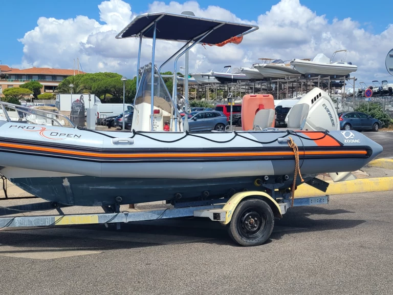 Polotuhá loď k pronájmu v Six-Fours-les-Plages za nejlepší cenu