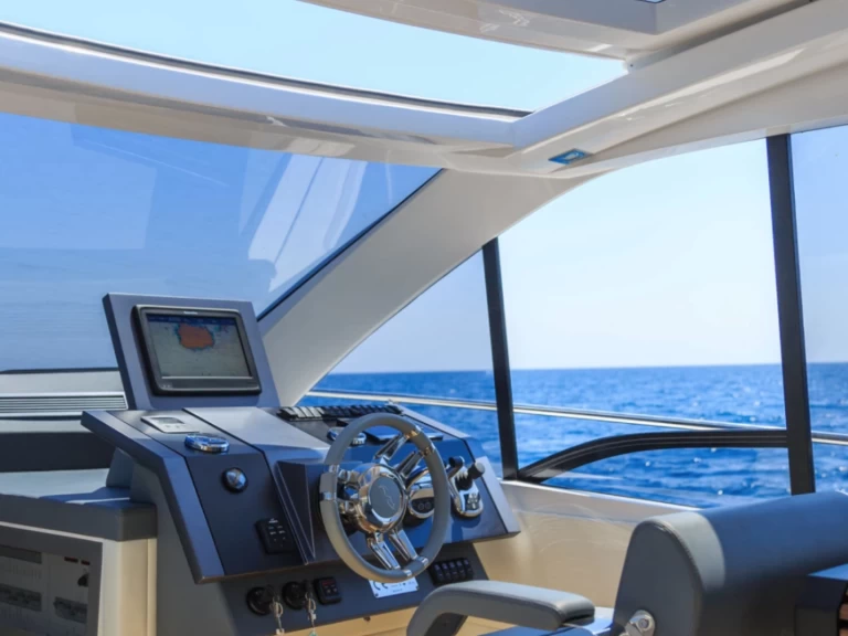 Motorová loď k pronájmu v Neapol za nejlepší cenu