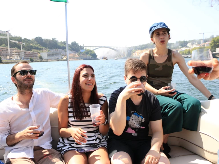 Pronájem Motorová loď Maxum s licencí