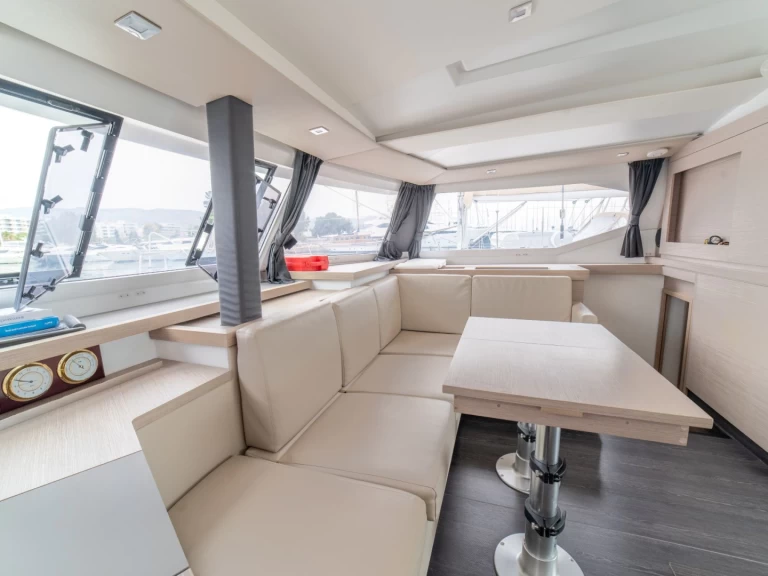 Pronajmout si Fountaine Pajot Astrea 42 v Alimos